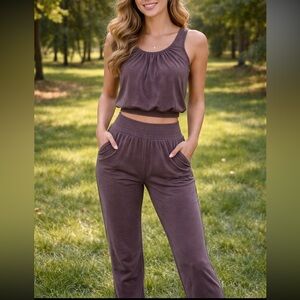 BEAUTIFUL TWO PIECE LARGE MATCHING TAIL GOLF ATHLEISURE SET